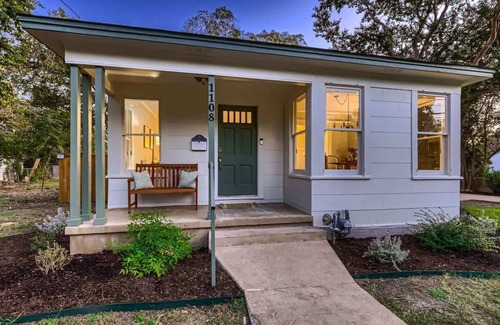 Georgetown House | Sweet Sage Cottage in Old Town Close to the Square