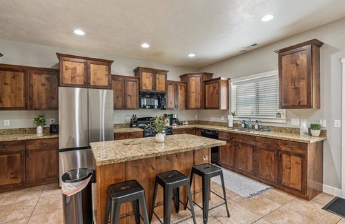 Saratoga Springs House | Sweet Saratoga by The AirbnFree - 30+ Day Haven