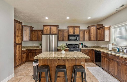 Saratoga Springs House | Sweet Saratoga by The AirbnFree - 30+ Day Haven