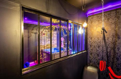 Rhone Hotel | Sweet SECRET'S JACUZZI