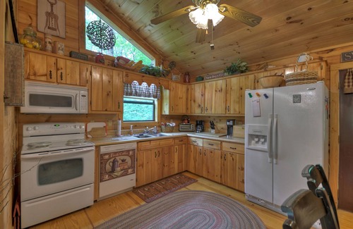 Epworth Cabin | Sweetwater Escape | Hot Tub | Creek Access | Pool Table |