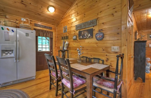 Epworth Cabin | Sweetwater Escape | Hot Tub | Creek Access | Pool Table |