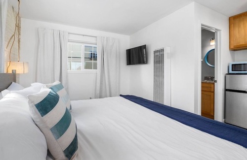 Eastside Santa Cruz Hotel | Swell House Santa Cruz - Studio Suite 9