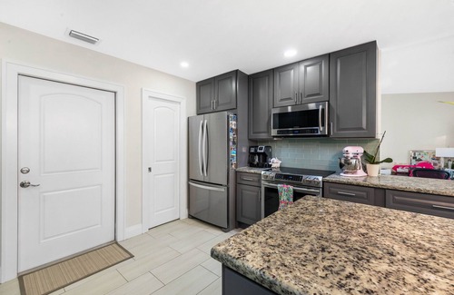 Estero House | SWFL Winter Retreat! HUGE Pool 25min to the beach!