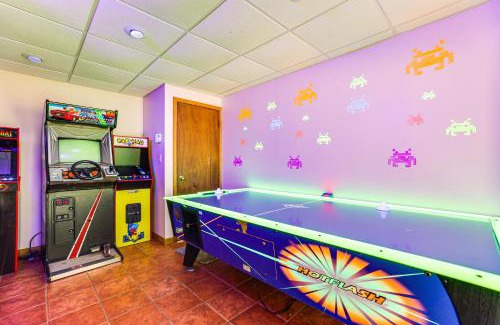 Greentown House | Swim, Hike and Unwind Resort Cabin in Lake Ariel!