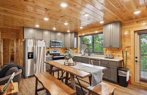 Gatlinburg - Pigeon Forge Cabin | "Swimming In Views" in a 4 Bedroom Mountaintop Pool Cabin