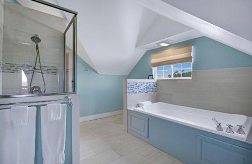 Dripping Springs House | Swing On Inn- Morning Glory Suite