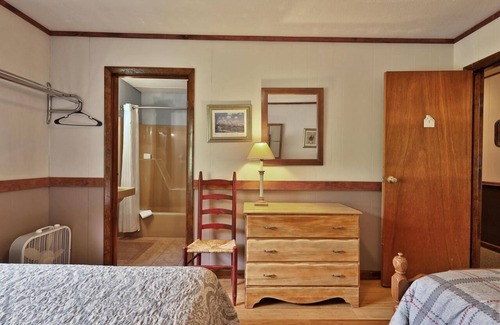 Pittsfield Hotel | Swiss Farm Inn - RM7 "Great Eastern" Queen Bed & Twin Bed
