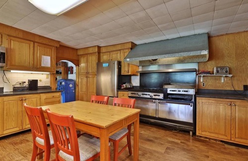 Pittsfield Hotel | Swiss Farm Inn - RM7 "Great Eastern" Queen Bed & Twin Bed