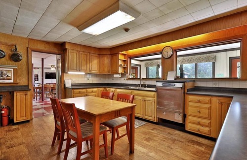 Pittsfield Hotel | Swiss Farm Inn - RM7 "Great Eastern" Queen Bed & Twin Bed