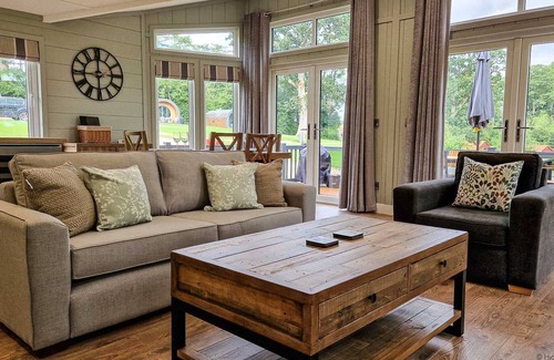 Pickering Ski Chalet | Sycamore Lodge | sleeps 6 - Hot Tub, Dog Friendly 5*