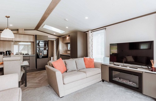 Bridgnorth Ski Chalet | Sycamore Lodge VIP Hot Tub and Pet Friendly