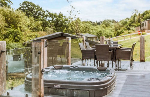 Bridgnorth Ski Chalet | Sycamore Lodge VIP Hot Tub and Pet Friendly