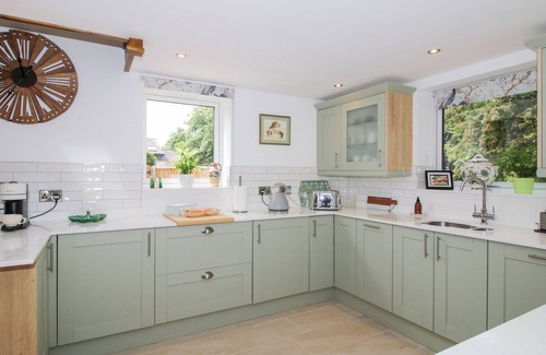 Loppington Cottage | SYLVA COTTAGE, romantic, with a garden in Cockshutt