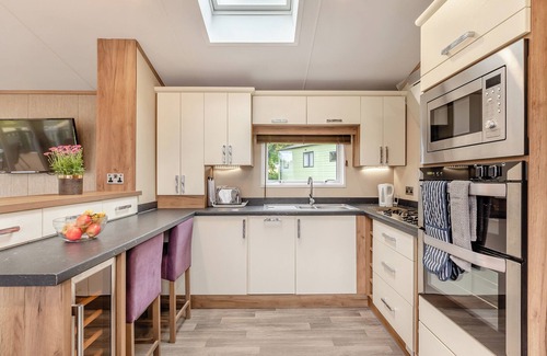 Axminster House | Symphony 3 Hot Tub Pet