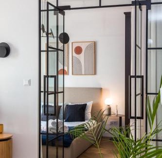 Nowa Praga Apartment | Szmulki Loft Warszawa by Aparo - Metro, Koneser, Stare Miasto, Dworce, Spacer nad Wisłą, Winda, Balkon