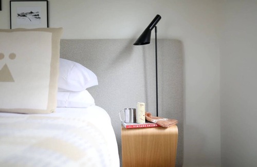 Stowe Area Hotel | Tälta Lodge, a Bluebird by Lark | King Bed | Pet-Friendly Accommodation