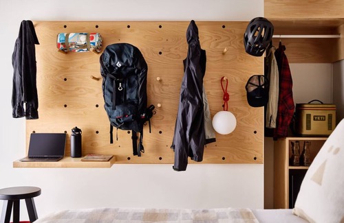 Stowe Area Hotel | Tälta Lodge, a Bluebird by Lark | King Bed | Pet-Friendly Accommodation