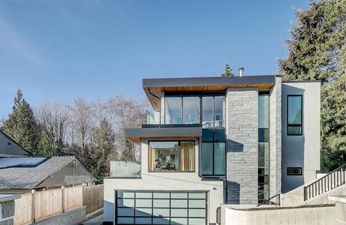 West Vancouver House | T Bright & Cozy Queen & Sofa Beds Room Ensuite