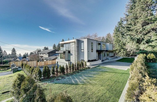 West Vancouver House | T Bright & Cozy Queen & Sofa Beds Room Ensuite