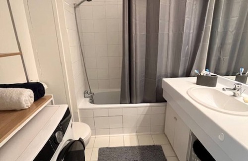 Hyeres City Centre Apartment | T2, 4 pers max, near downtown with view, terrace and private parking