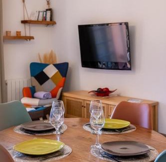 Six-Fours-les-Plages Apartment | T2 cosy avec terrasse - proche plage & Sanary