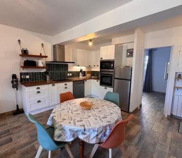 Six-Fours-les-Plages Apartment | T2 cosy avec terrasse - proche plage & Sanary