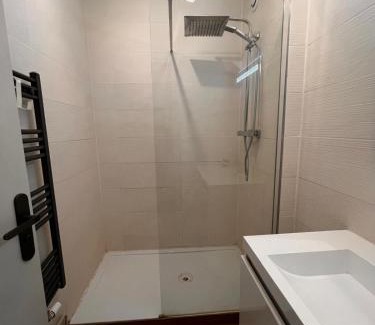 Voiron Apartment | T2 parking privé proche centre ville et gare