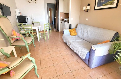 Six-Fours-les-Plages Apartment | T2 with pool, private parking 200m from beaches and shops