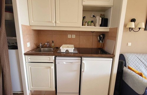 Six-Fours-les-Plages Apartment | T2 with pool, private parking 200m from beaches and shops