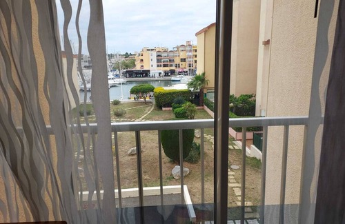 Port Rive Gauche Apartment | T3 air-conditioned wifi 45m² port view GRUISSAN 4 pers, restaurant and beach on foot