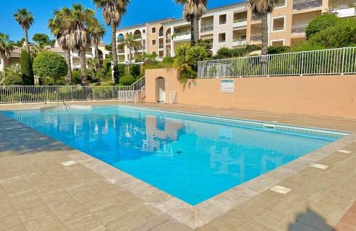 Giens Apartment | T3 avec terrasse, parking & piscine - Proche plages et randos - Le Mérou
