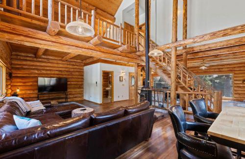 Kings Beach House | Tahoe Wanderer - 3 BR Luxury Log Cabin with Additional Loft, Private Hot Tub