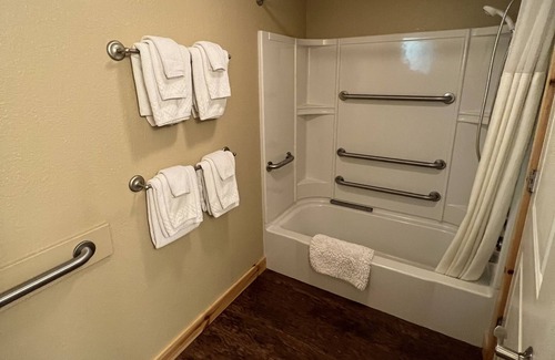 Paradise House | Tahquamenon Suites Lodging - One Bedroom Suite #6