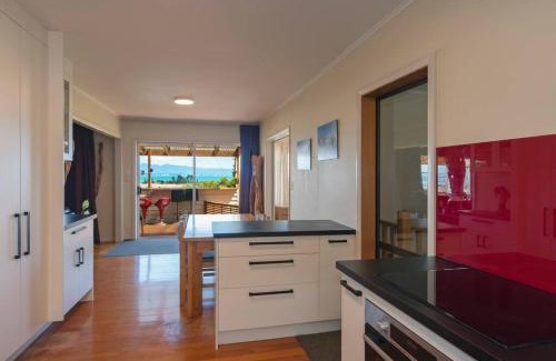 Tahunanui House | Tahuna Views - Spa Pool, Sea Views, Great for Kids