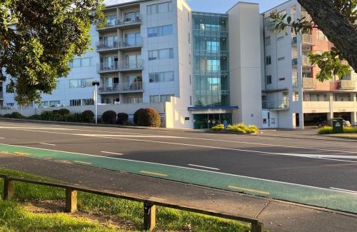 Takapuna Apartment | Takapuna Central Stylish 2BR Carpark Pool Aircon