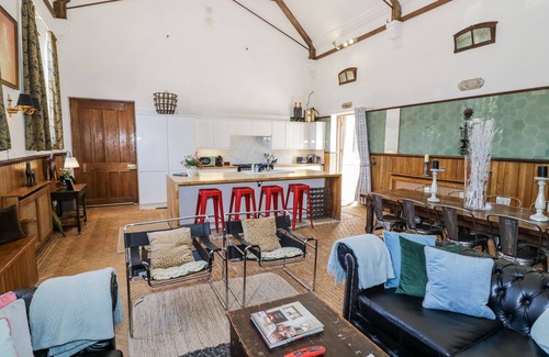 Amerton Cottage | TALBOT LODGE, pet friendly, with a garden in Great Haywood