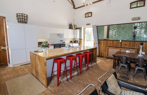 Amerton Cottage | TALBOT LODGE, pet friendly, with a garden in Great Haywood