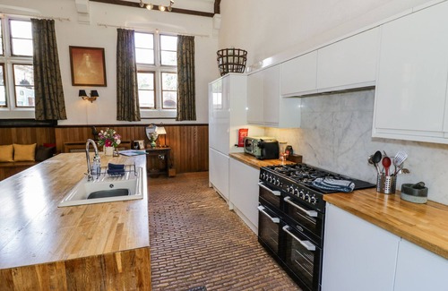 Amerton Cottage | TALBOT LODGE, pet friendly, with a garden in Great Haywood