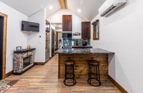 Leavenworth House | Tall Pines a cozy 1 bedroom Tiny Cabin