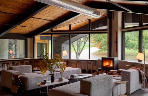 Stowe Area Hotel | Tälta Lodge, a Bluebird by Lark | Deluxe King with Patio | Pet Friendly