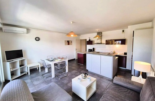 Les Sablettes Apartment | Tamaris Bay Residence - Heart of the Sablets, beach opposite, air conditioning, wifi.