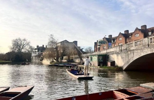 Cambridge Apartment | Tanzanite Apartment - Stunning 2-Bedroom Apartment Wi-Fi Sleeps 4