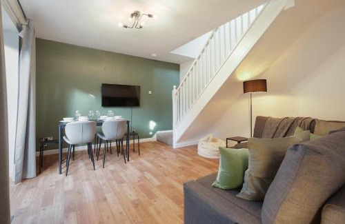Chesterfield House | Tapton View - Modern Stay Near Chesterfield Town Center, Train Station & the Peak District