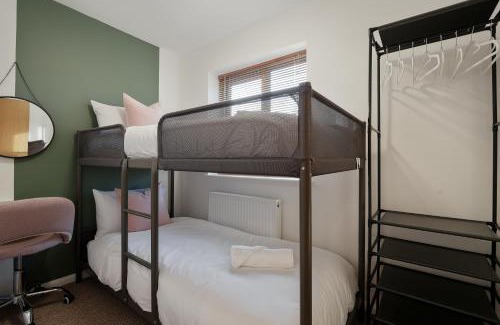 Chesterfield House | Tapton View - Modern Stay Near Chesterfield Town Center, Train Station & the Peak District