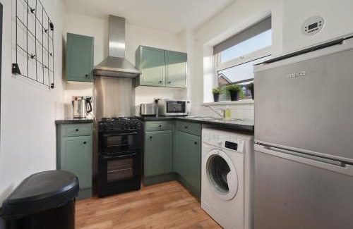 Chesterfield House | Tapton View - Modern Stay Near Chesterfield Town Center, Train Station & the Peak District