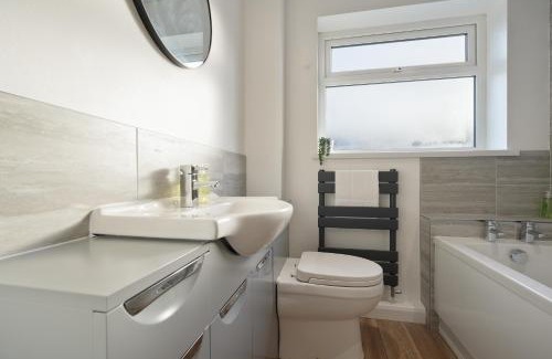 Chesterfield House | Tapton View - Modern Stay Near Chesterfield Town Center, Train Station & the Peak District