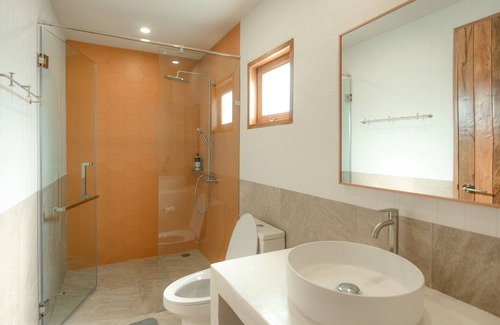 Mae On Hotel | Taryn Tara Cafe And Stay