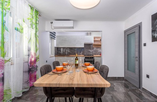 Buzdohanj Apartment | Tasteful and modern apartment with communal pool.