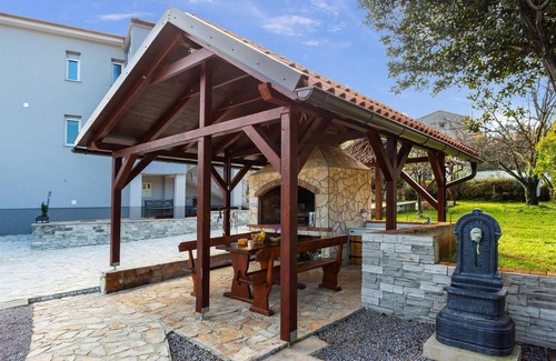 Buzdohanj Apartment | Tasteful and modern apartment with communal pool.